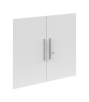 Zweiflügeliges weißes Türenset mit silbernen Griffen und Schloss, seitliche Perspektive