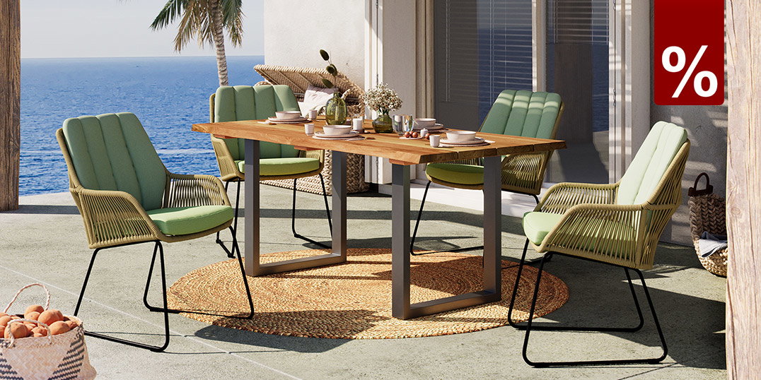 Moderner Terrassenbereich mit Holztisch, grünen Stühlen und Meerblick unter einer Pergola
