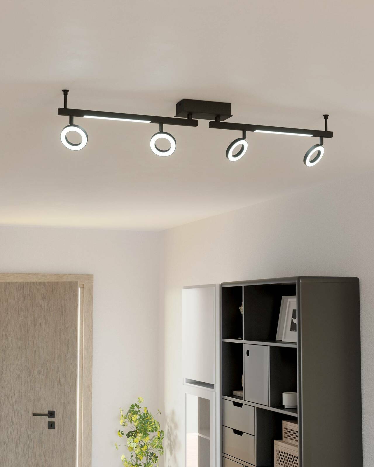 Moderne Deckenleuchte mit vier verstellbaren LED-Spots in einem Raum, seitliche Perspektive