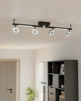 Moderne Deckenleuchte mit vier verstellbaren LED-Spots in einem Raum, seitliche Perspektive