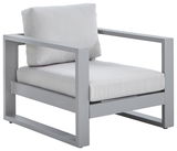 Moderner Lounge-Sessel mit grauem Metallrahmen und hellgrauen Kissen, seitliche Perspektive