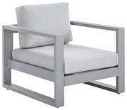 Moderner Lounge-Sessel mit grauem Metallrahmen und hellgrauen Kissen, seitliche Perspektive