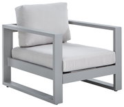 Moderne loungestoel met grijs metalen frame en lichtgrijze kussens, zijaanzicht