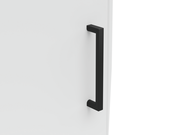 Schwarzer Griff an einer weißen Schranktür, seitliche Perspektive