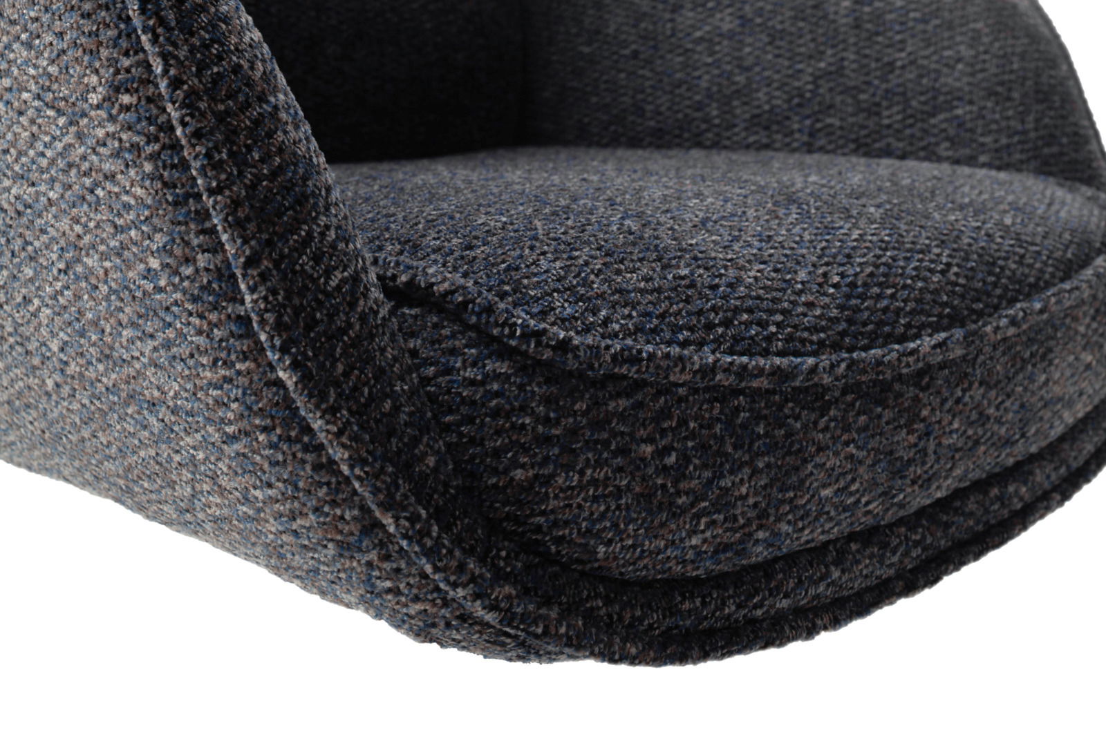 Nahaufnahme eines Armlehnstuhls mit dunkelgrauem Stoffbezug, seitliche Perspektive.