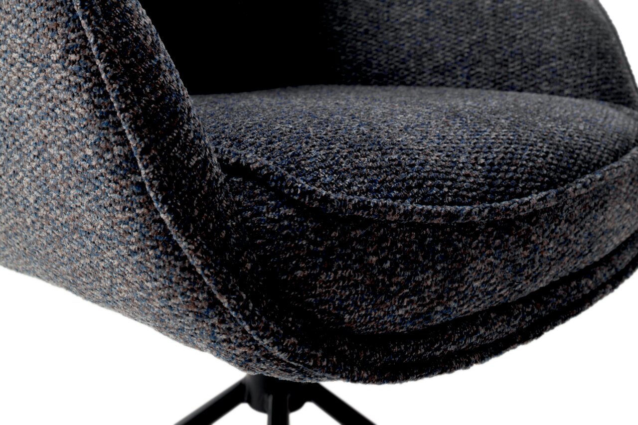 Nahaufnahme eines Armlehnstuhls mit dunkelgrauem Stoffbezug, seitliche Perspektive.