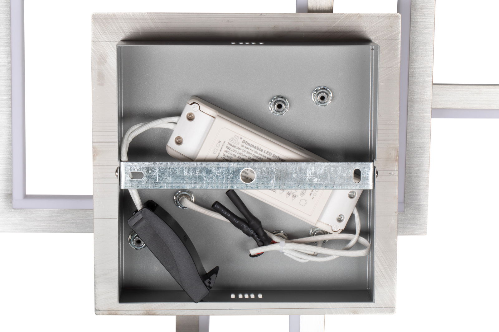 Ansicht von oben auf die Rückseite einer LED-Deckenleuchte mit sichtbarem LED-Treiber und Verkabelung.