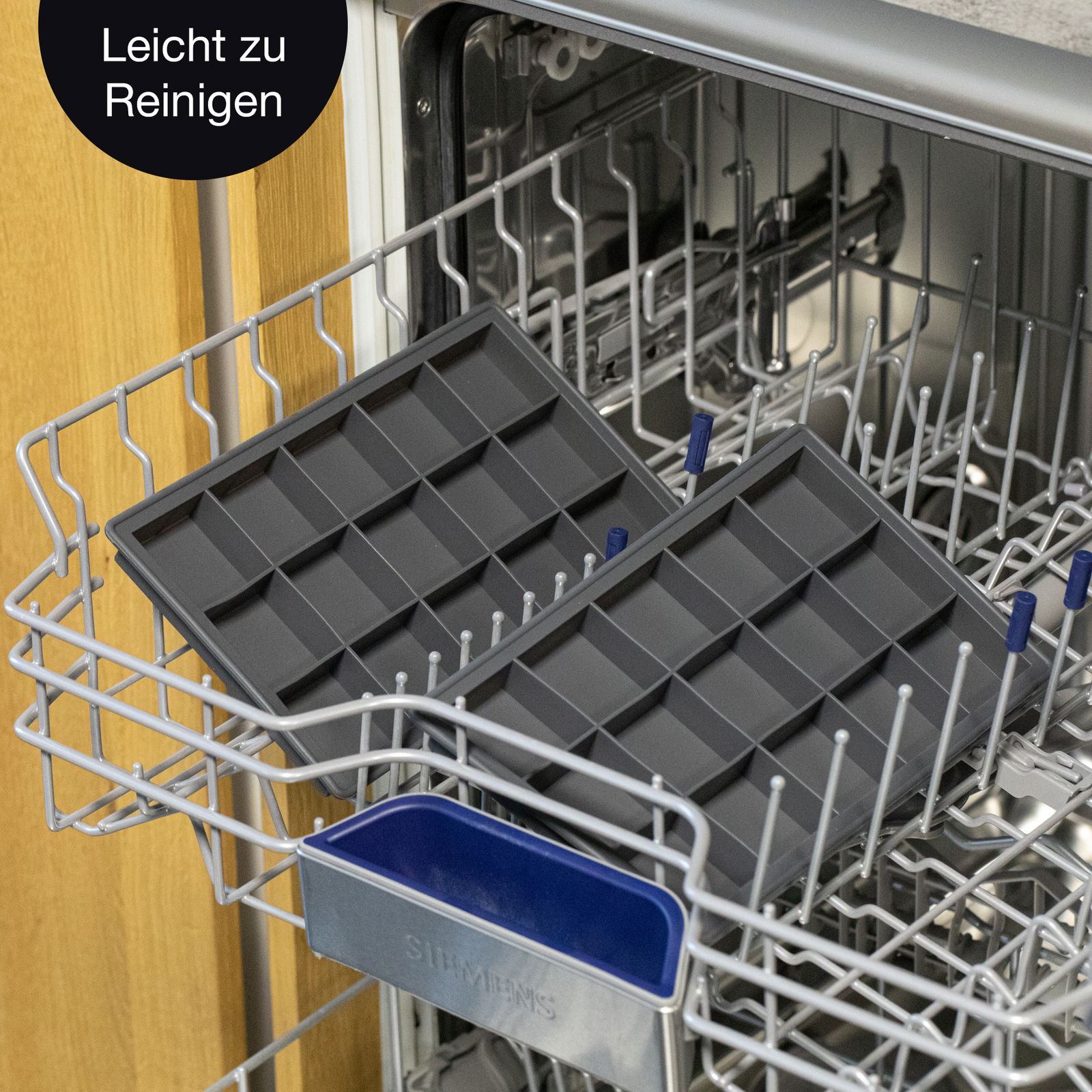Zwei schwarze, eckige Eiswürfelformen in einem Geschirrspüler, von oben fotografiert. Leicht zu reinigen.