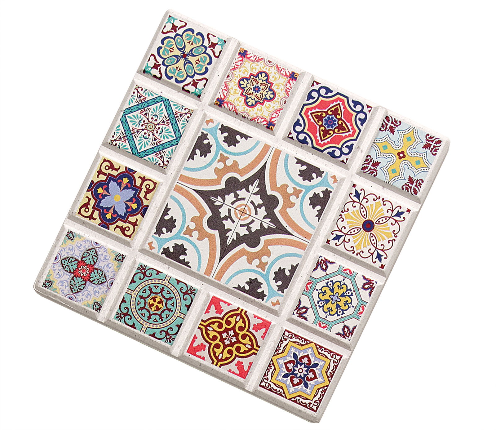 Bunter Untersetzer im Mosaikstil mit verschiedenen geometrischen Mustern, schräg von oben fotografiert.