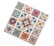 Bunter Untersetzer im Mosaikstil mit verschiedenen geometrischen Mustern, schräg von oben fotografiert.