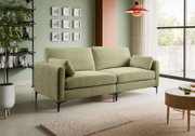 Modernes 2-Sitzer-Sofa in Salbeigrün mit Stoffbezug, breiten Armlehnen, zwei Rückenkissen und schwarzen Metallfüßen im hellen Wohnzimmer – Frontansicht in leichter Schrägperspektive von links.