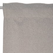 Grauer Fertigvorhang aus Stoff, Nahaufnahme von oben mit Stange sichtbar.