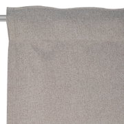 Grauer Fertigvorhang aus Stoff, Nahaufnahme von oben mit Stange sichtbar.