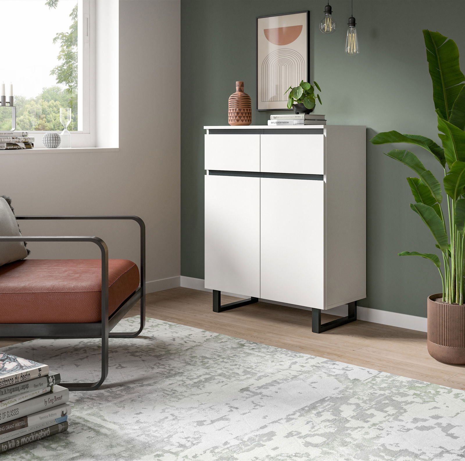 Moderne weiße Kommode mit zwei Schubladen und zwei Türen, seitliche Perspektive, in einem stilvoll eingerichteten Raum mit grüner Wand und Pflanzen.