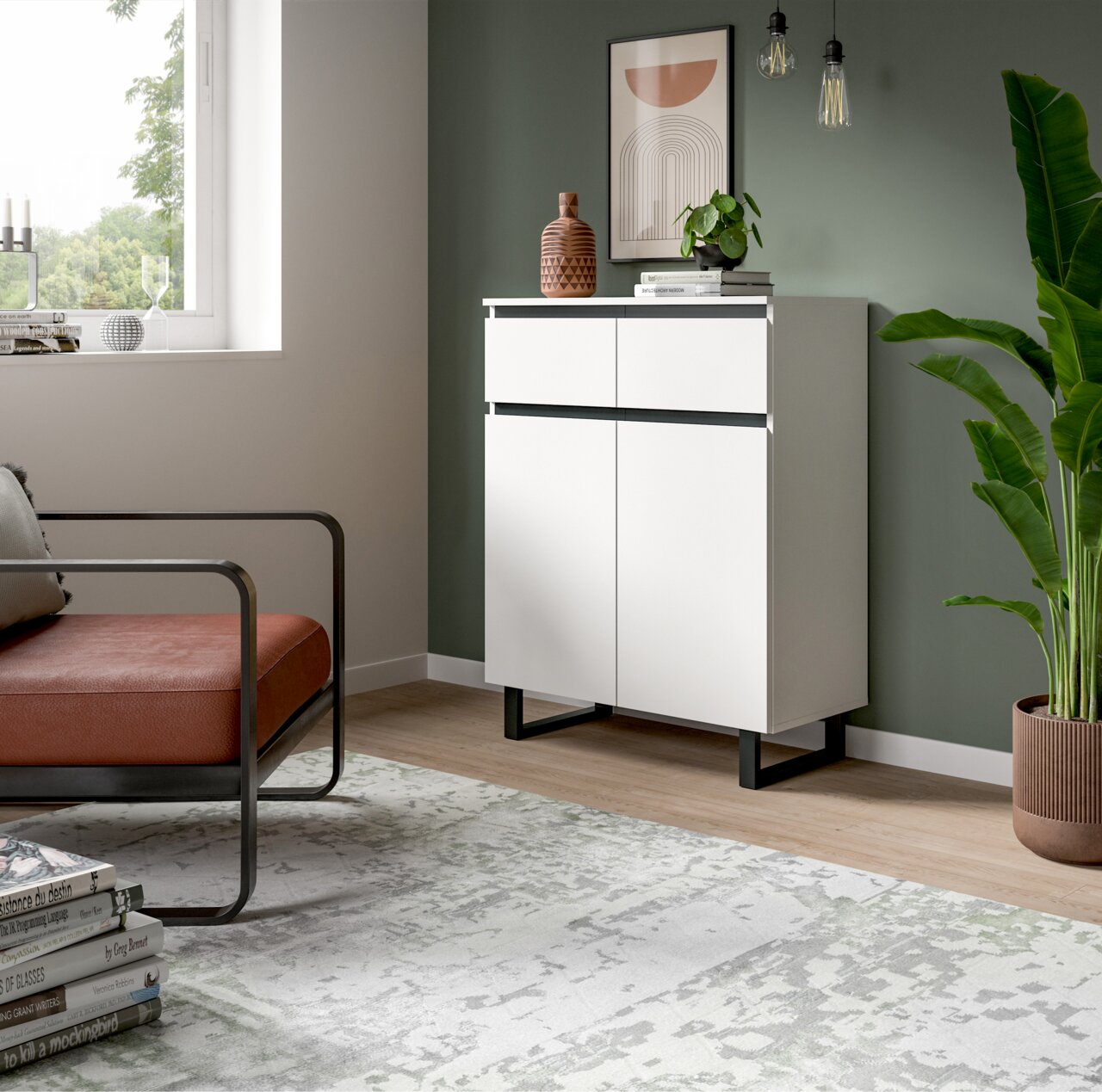 Moderne weiße Kommode mit zwei Schubladen und zwei Türen, seitliche Perspektive, in einem stilvoll eingerichteten Raum mit grüner Wand und Pflanzen.