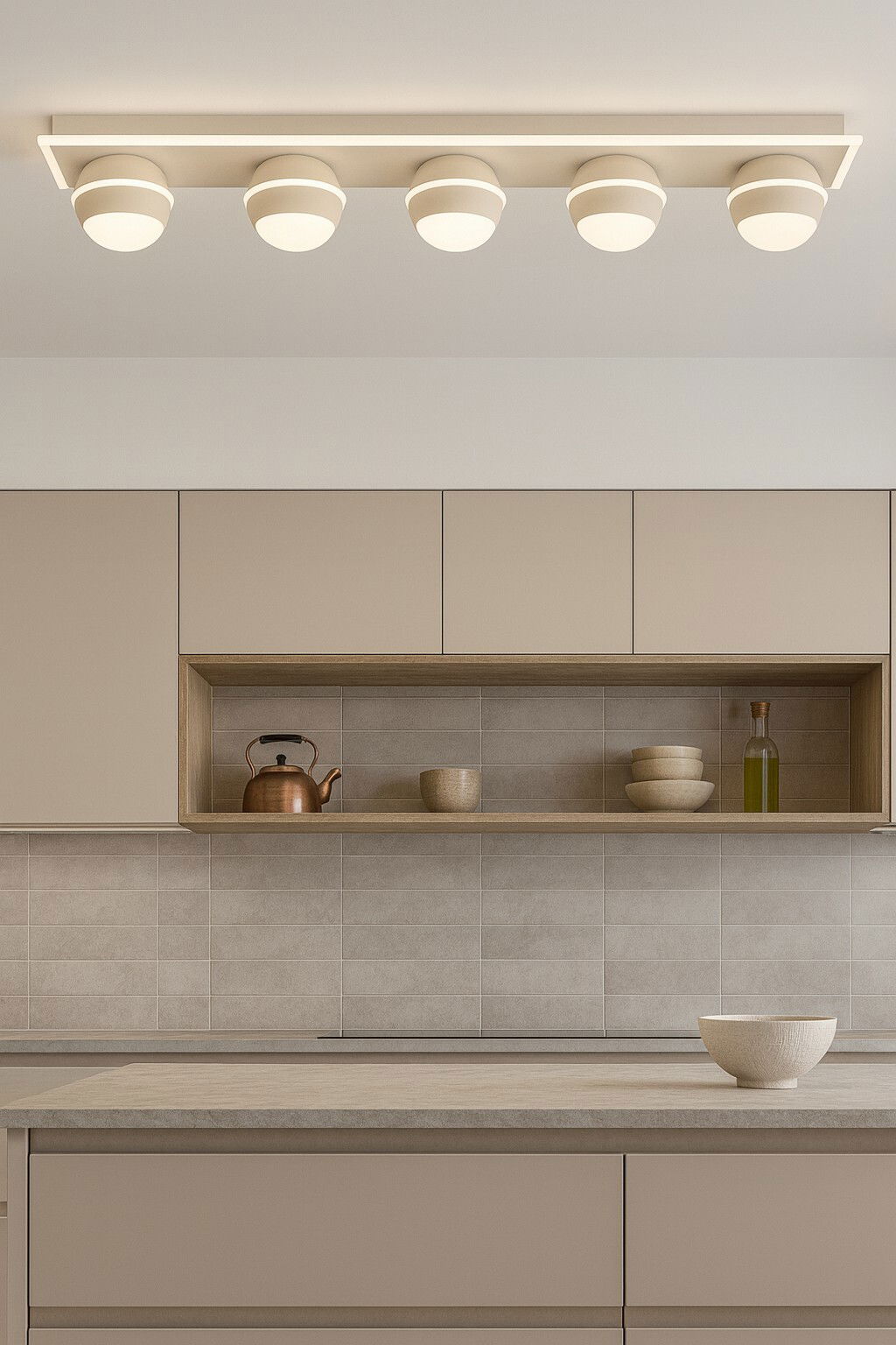 Moderne LED-Deckenleuchte mit vier runden Leuchtkörpern, von unten betrachtet, in einer stilvollen Küche montiert.