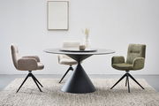 Moderner Esstisch mit rundem, schwarzem Sockel und grauer Tischplatte, umgeben von drei gepolsterten Stühlen in verschiedenen Farben, aus der Frontalperspektive.