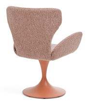 Rückansicht eines modernen Armlehnstuhls mit Stoffbezug in Rosa und einem drehbaren, orangefarbenen Fuß.