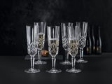 Sechs elegante Champagnergläser aus Kristallglas mit feinem Schliff, gefüllt mit Champagner, auf schwarzem Hintergrund. Perspektive von vorne.