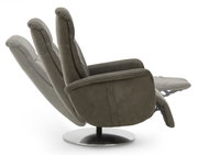 Zijaanzicht van een relaxfauteuil met verstelbare rugleuning en voetsteun op een ronde metalen voet.