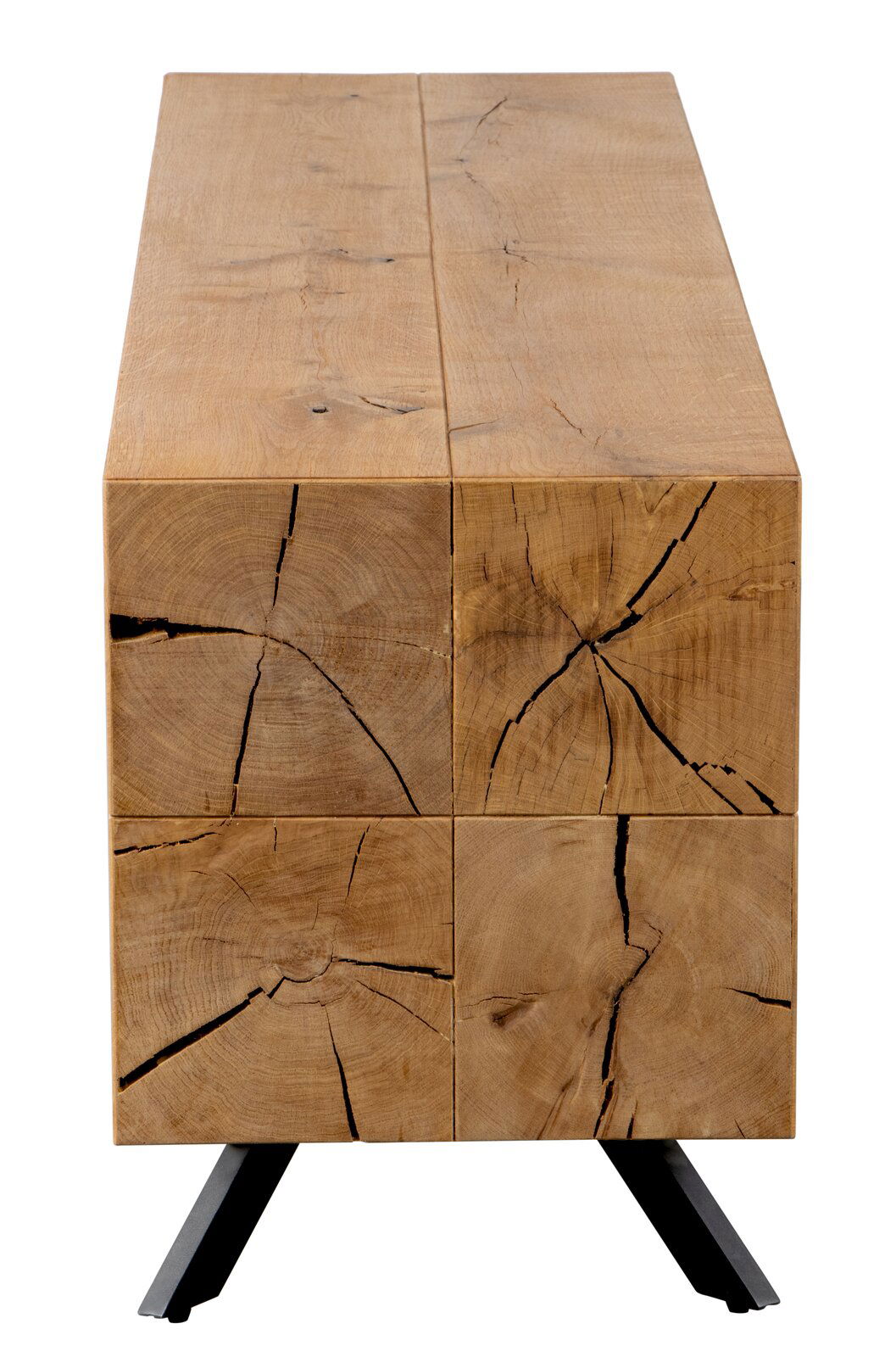 Massiver Holzblock-Beistelltisch mit sichtbaren Stirnholz-Jahresringen und Rissen, auf schwarzen Metallfüßen, frontal aus leicht erhöhter Perspektive vor weißem Hintergrund