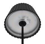 Nahaufnahme der Unterseite einer schwarzen Akku-Stehleuchte SUAREZ mit geriffeltem Lampenschirm und sichtbarer LED-Beleuchtung.