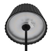 Nahaufnahme der Unterseite einer schwarzen Akku-Stehleuchte SUAREZ mit geriffeltem Lampenschirm und sichtbarer LED-Beleuchtung.