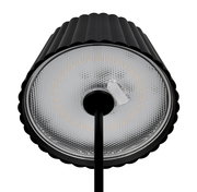 Nahaufnahme der Unterseite einer schwarzen Akku-Stehleuchte SUAREZ mit geriffeltem Lampenschirm und sichtbarer LED-Beleuchtung.