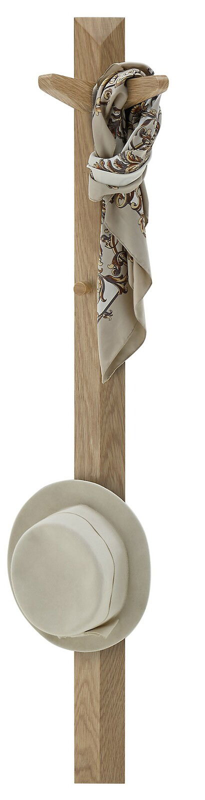 Garderobenleiste aus Holz mit einem Hut und einem Schal, frontal betrachtet.