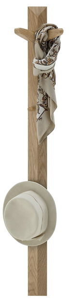 Garderobenleiste aus Holz mit einem Hut und einem Schal, frontal betrachtet.