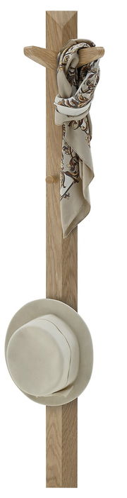 Garderobenleiste aus Holz mit einem Hut und einem Schal, frontal betrachtet.