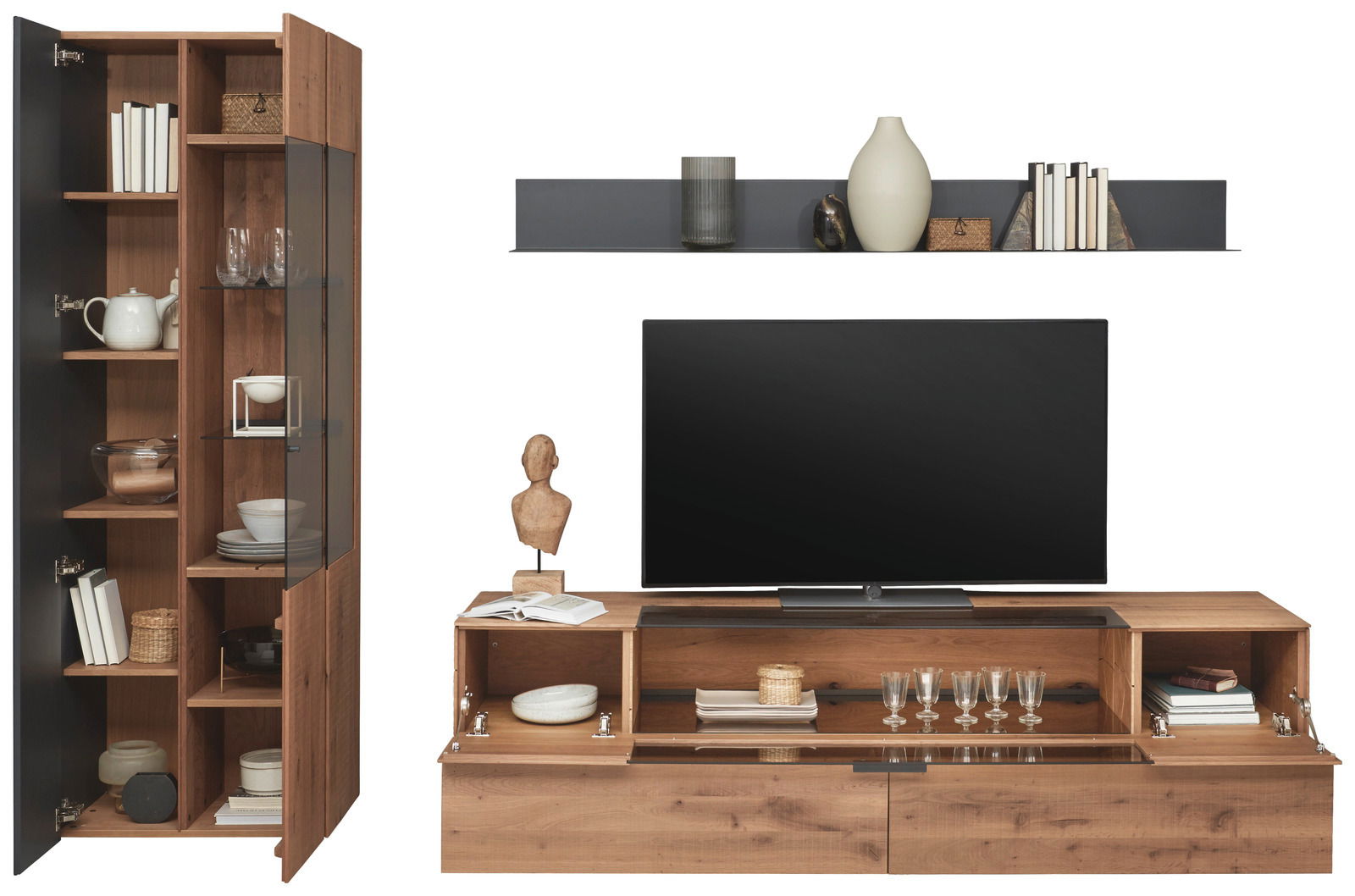 Frontale Ansicht der Valnatura Wandkombination LOVIS mit Holzoptik, bestehend aus einem hohen Schrank mit Glastüren und einem TV-Board mit Regalen und Dekorationen.