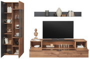 Frontale Ansicht der Valnatura Wandkombination LOVIS mit Holzoptik, bestehend aus einem hohen Schrank mit Glastüren und einem TV-Board mit Regalen und Dekorationen.