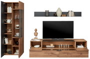 Frontale Ansicht der Valnatura Wandkombination LOVIS mit Holzoptik, bestehend aus einem hohen Schrank mit Glastüren und einem TV-Board mit Regalen und Dekorationen.