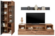 Vooraanzicht van de Valnatura-wandcombinatie LOVIS met houtlook, bestaande uit een hoge kast met glazen deuren en een tv-meubel met planken en decoratieve elementen.