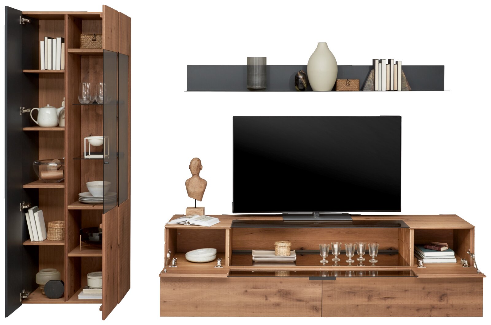 Vooraanzicht van de Valnatura-wandcombinatie LOVIS met houtlook, bestaande uit een hoge kast met glazen deuren en een tv-meubel met planken en decoratieve elementen.