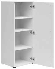 Weiße Kommode mit geöffneter Tür und drei Einlegeböden, seitliche Perspektive