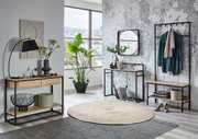 Modernes Wohn- und Flur-Setting mit Konsolentisch und Bank aus Holz und schwarzem Metall, rundem Jute-Teppich, Stehlampe und Wandspiegel; Perspektive: frontale Weitwinkelaufnahme auf Augenhöhe.