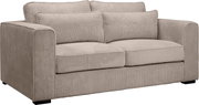Beiges 2-Sitzer-Sofa mit Cordbezug, breiten Armlehnen und zwei großen Rückenkissen, freigestellt auf weißem Hintergrund, Ansicht schräg von vorne links.