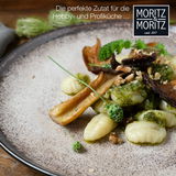 Nahaufnahme eines beige gesprenkelten Tellers mit Gnocchi, Pilzen und Kräutern, ideal für Hobby- und Profiköche.
