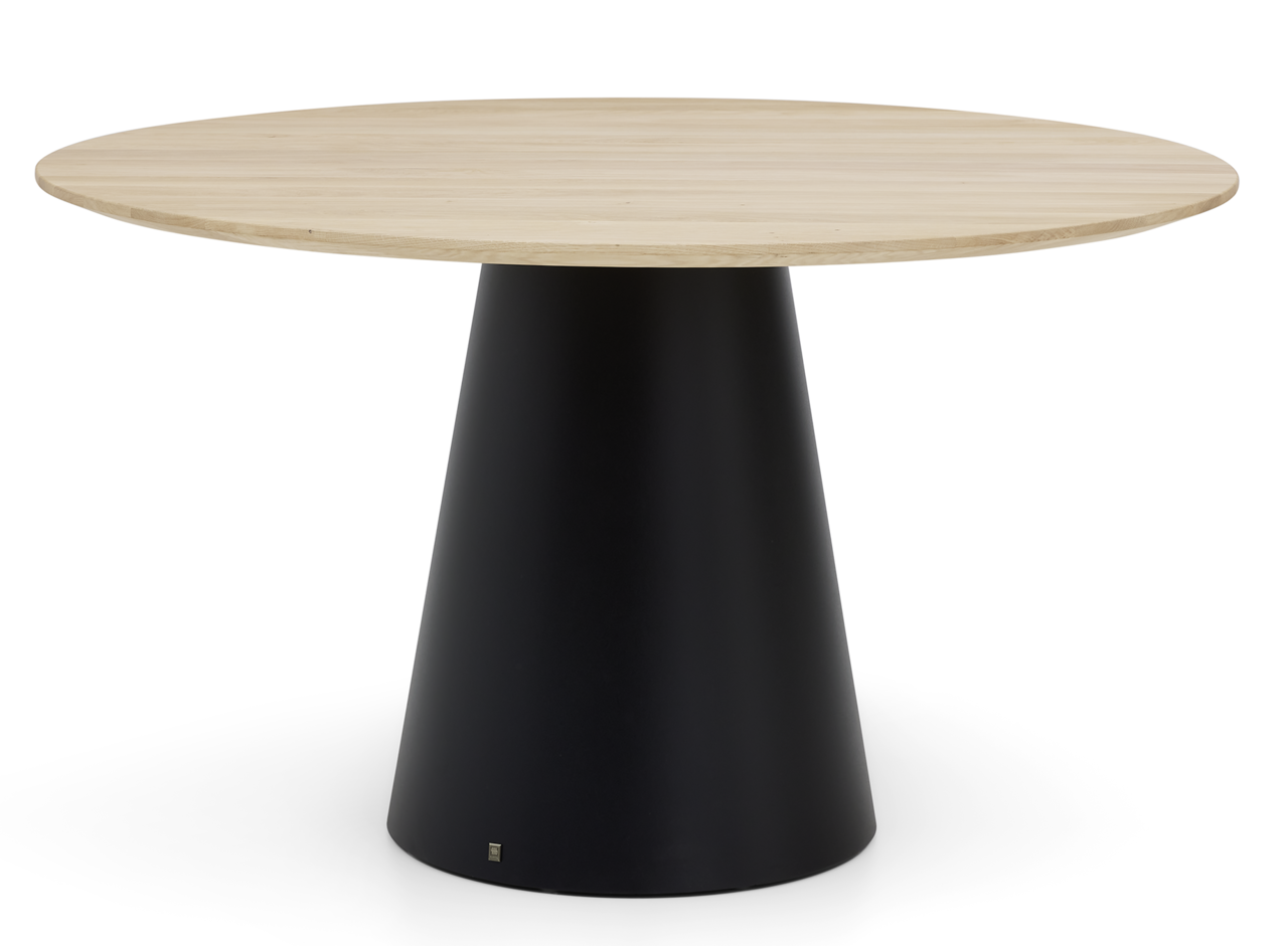 Runder Esstisch mit hellem Holz und konischem schwarzen Sockel, seitliche Perspektive