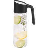 Wasserkaraffe Nuro mit Griff, gefüllt mit Wasser, Limettenscheiben, Zitronenscheiben und Kräutern, seitliche Perspektive