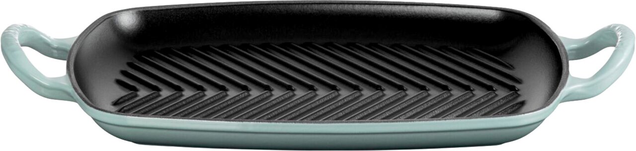 LE CREUSET Grillplatte 30cm Sea Salt Rechteckige Grillpfanne/Grillplatte aus Gusseisen in Mintgrün mit geriffelter, schwarzer Grillfläche und zwei Griffen, Ansicht schräg von oben