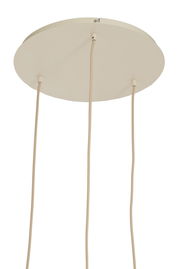 Ansicht von unten auf eine runde, cremefarbene Deckenplatte mit drei herabhängenden Kabeln einer Hängeleuchte.