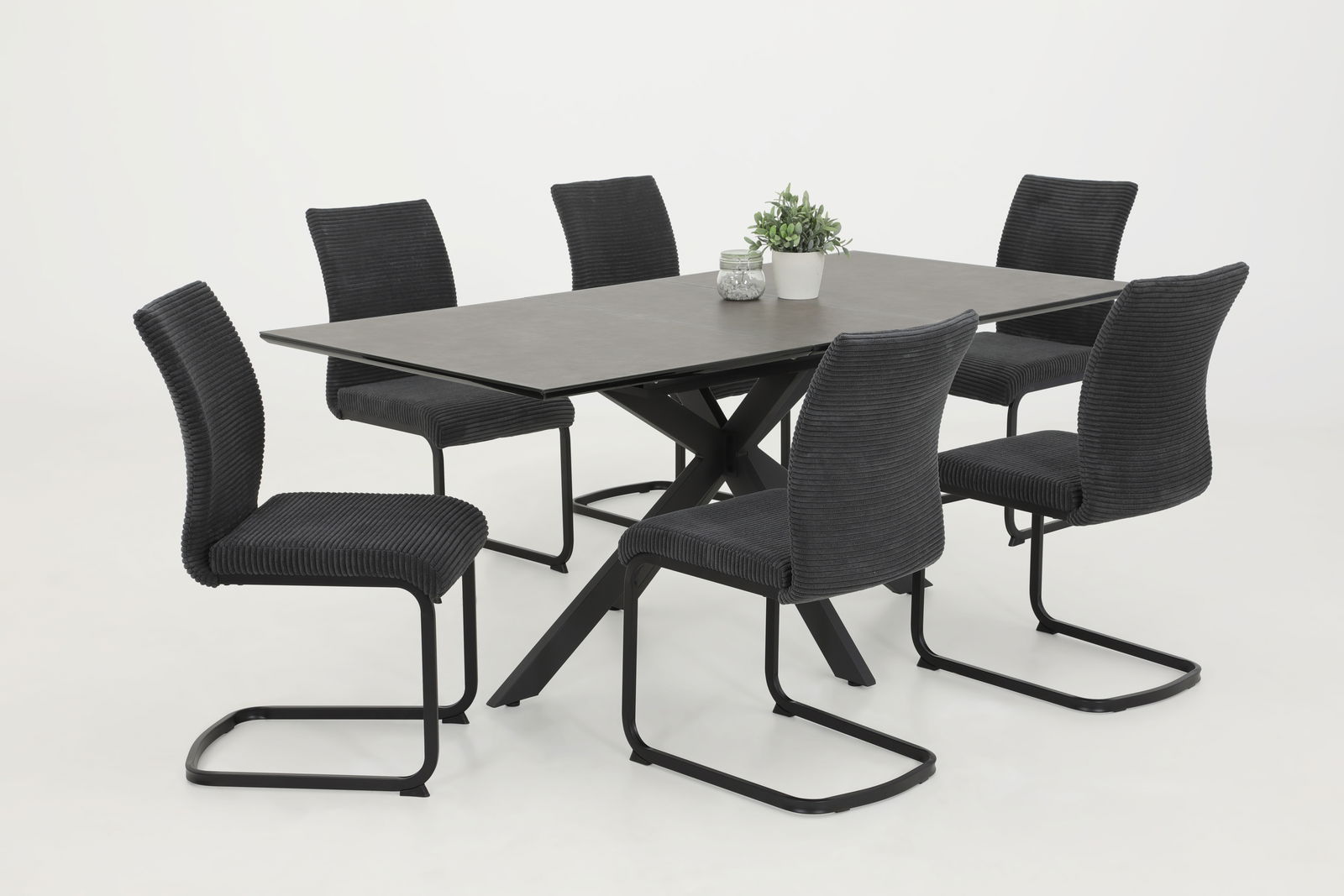 Z2 Schwingstuhl FABIA Essgruppe mit sechs schwarzen Schwingstühlen und einem rechteckigen Tisch, seitliche Perspektive