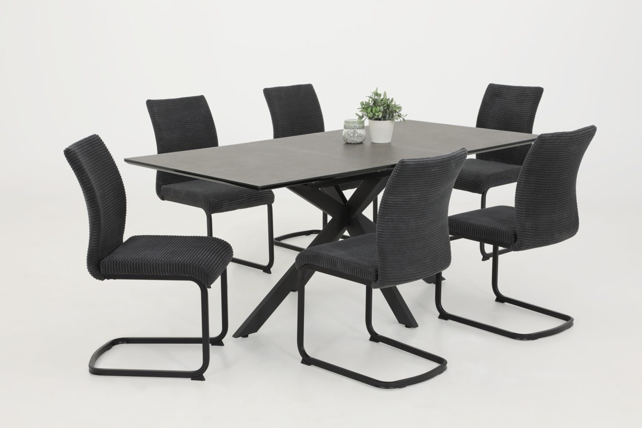Essgruppe mit sechs schwarzen Schwingstühlen und einem rechteckigen Tisch, seitliche Perspektive
