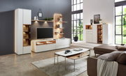 Moderne wandopstelling in een stijlvolle woonkamer met tv, planken en kasten, gezien vanaf de zijkant.