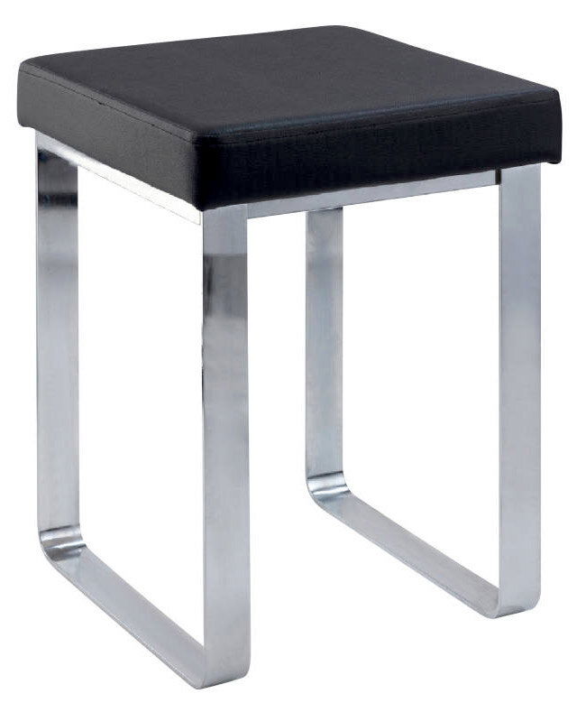 Moderner Badhocker mit schwarzem Sitzpolster und verchromtem Metallgestell, seitliche Perspektive