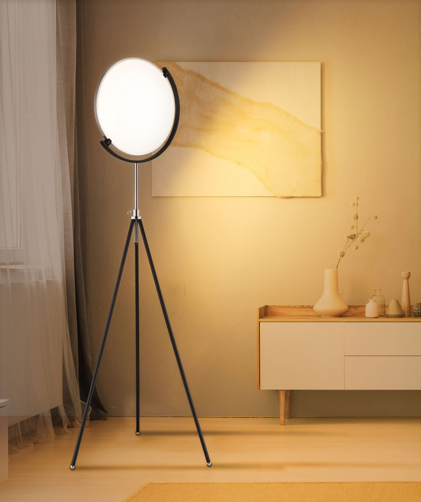 Moderne LED-Stehleuchte mit rundem Lampenschirm auf einem dreibeinigen Stativ, seitliche Perspektive in einem stilvoll eingerichteten Wohnzimmer.