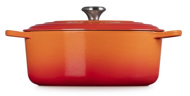 LE CREUSET Bräter oval 31cm ofenrot SIGNATURE Ovaler Bräter 31cm in Ofenrot, seitliche Perspektive